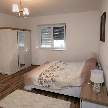 公寓 Angelina Vendeghaz 陶尔查